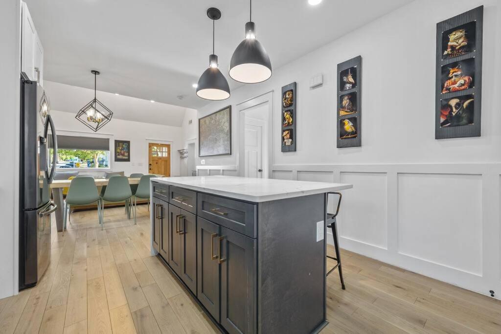 Designer Home: King Beds, Luxe Bath+Free Parking! Atlanta Eksteriør billede