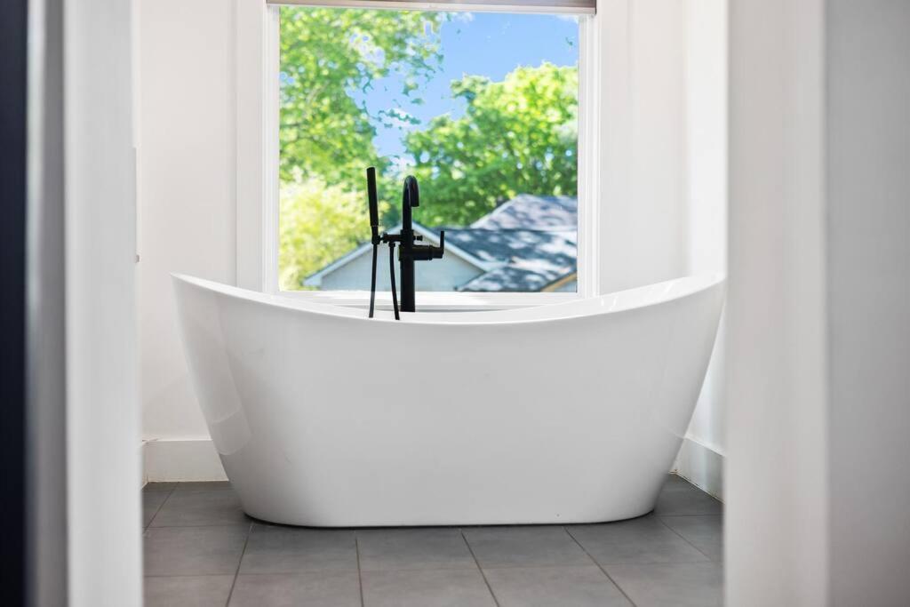 Designer Home: King Beds, Luxe Bath+Free Parking! Atlanta Eksteriør billede