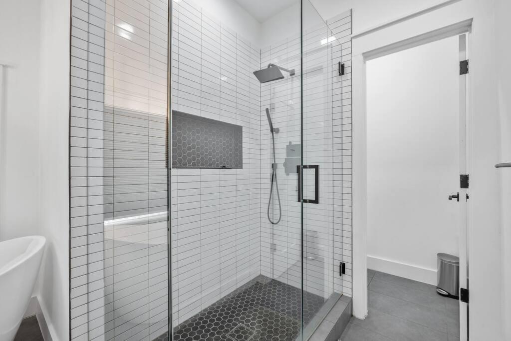 Designer Home: King Beds, Luxe Bath+Free Parking! Atlanta Eksteriør billede