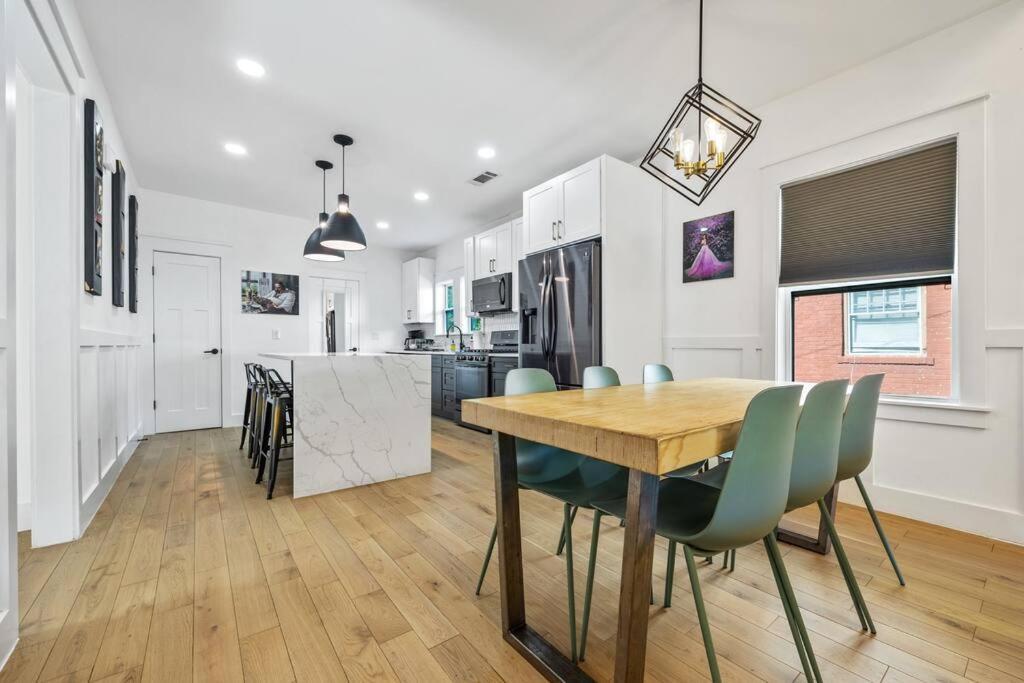 Designer Home: King Beds, Luxe Bath+Free Parking! Atlanta Eksteriør billede